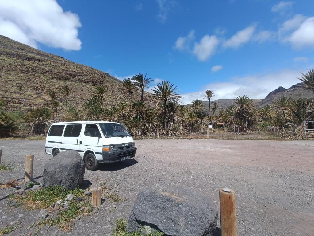 ein weißer Lieferwagen auf einem Parkplatz in der Unterkunft Classical campervan to rent for over 25 years old in Tacoronte
