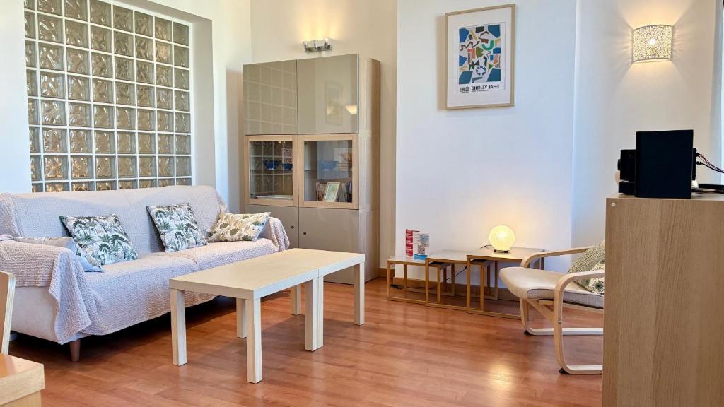 Un lugar para sentarse en ApartHotel Riviera - Liberte 1 - Grimaldi Promenade des Anglais 5mn - Supérieur 2 chambres AC - Emplacement Exceptionnel