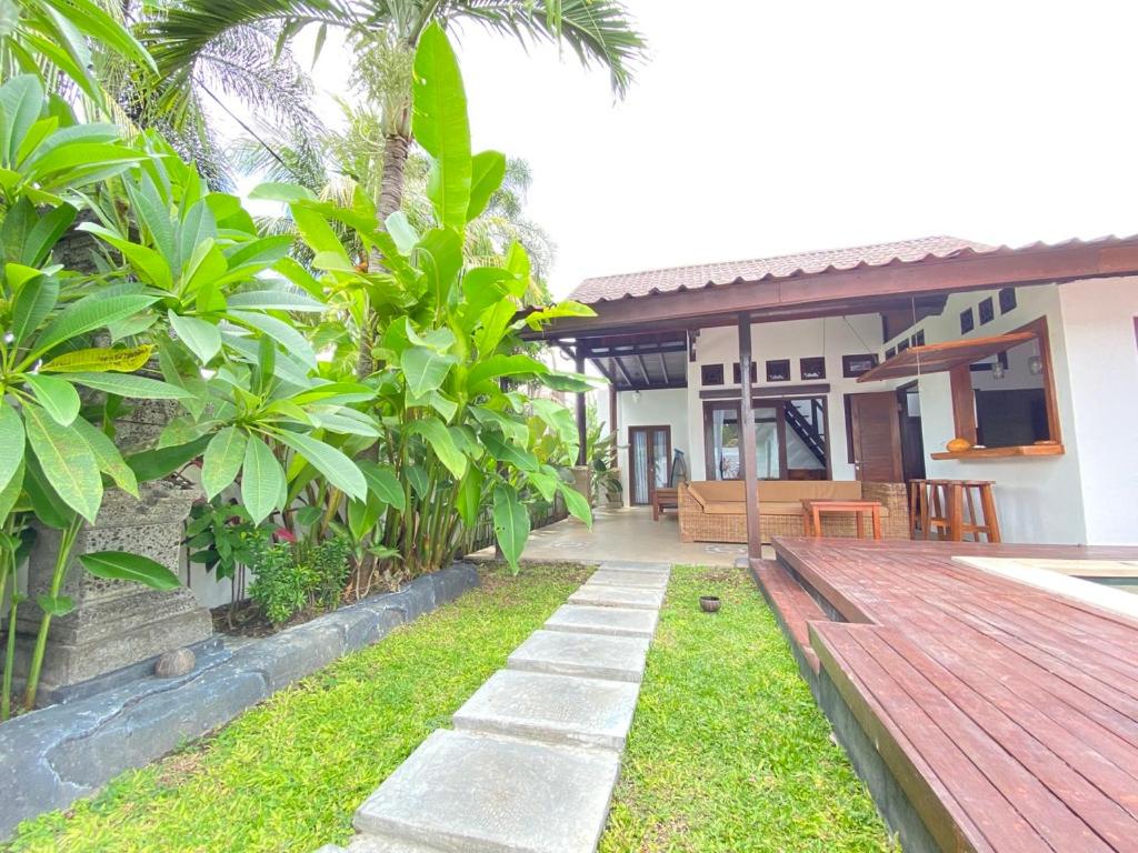 JasriVilla Strelitzia的一个带木甲板的房子的门廊