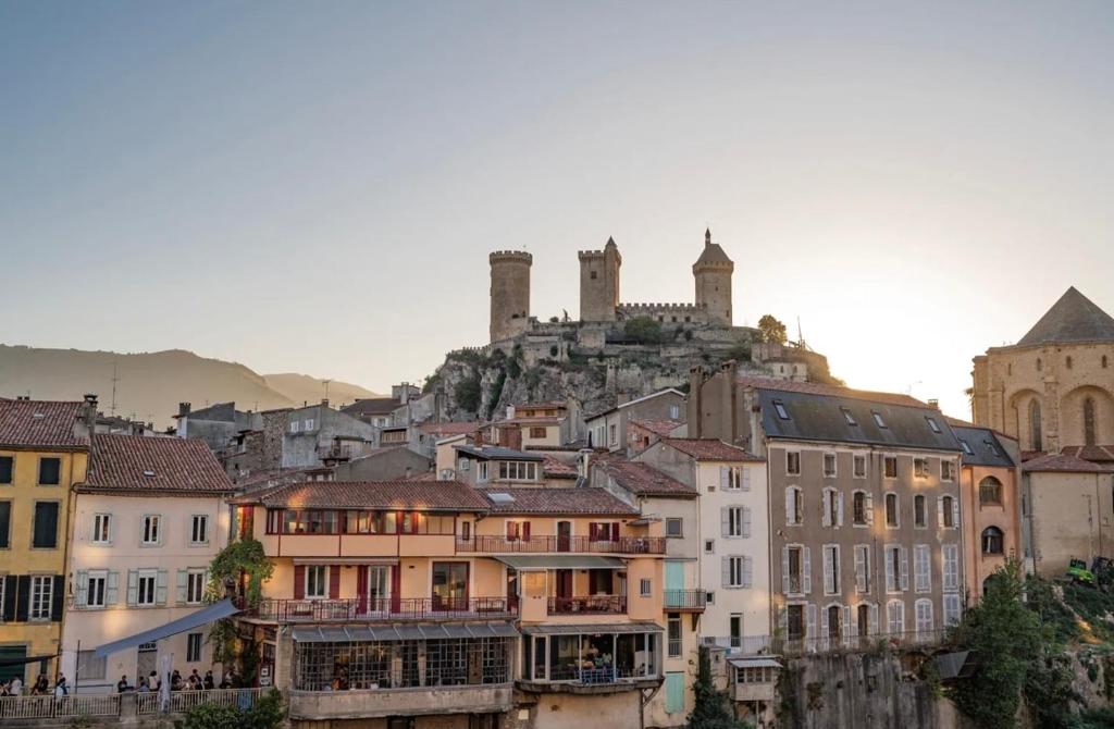 富瓦La Parenthèse à Foix的山顶上一座城堡城市