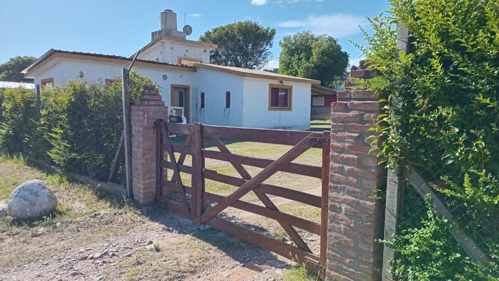 een houten poort voor een huis bij Rancho Laramie in Huerta Grande