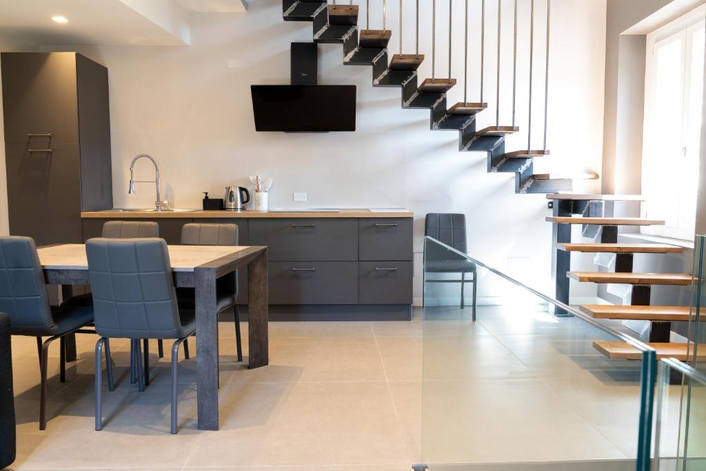 デセンツァーノ・デル・ガルダにあるResidence Il Giglioのキッチン、ダイニングルーム(テーブル、階段付)
