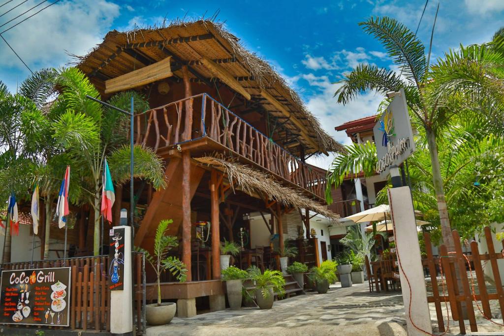 budynek ośrodka z znakiem przed nim w obiekcie Coco Palm Villa and Cabanas w Tangalli