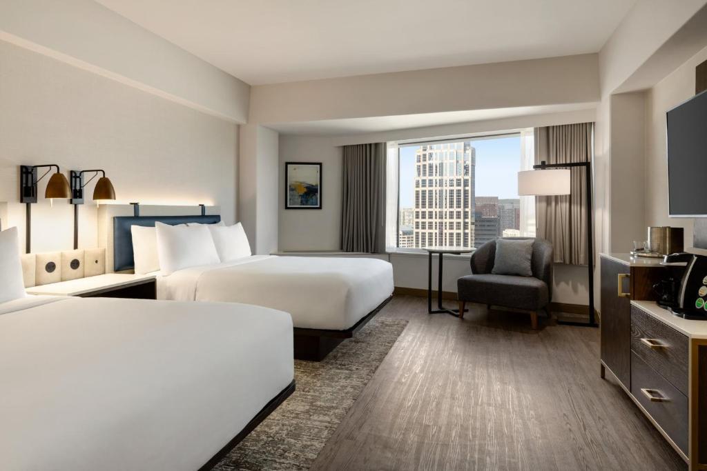 Ένα ή περισσότερα κρεβάτια σε δωμάτιο στο Crowne Plaza Seattle Newly Renovated with No Resort Fee
