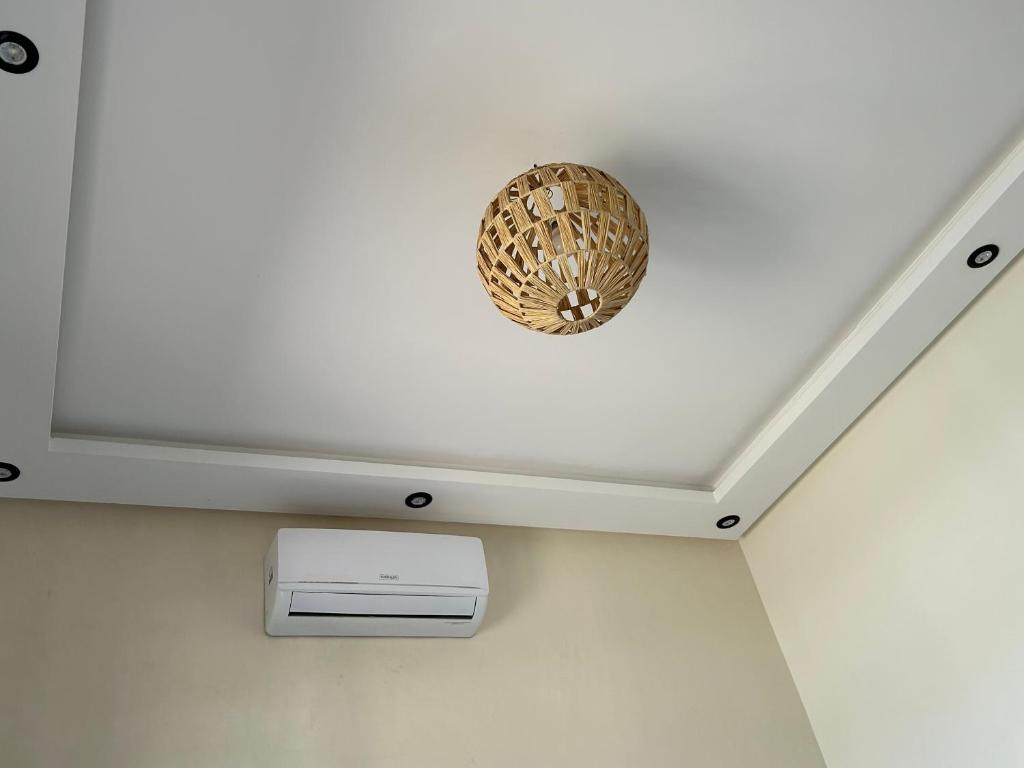 eine Zimmerdecke mit einer Kugel an der Spitze in der Unterkunft Villa l'odyssée in Marrakesch