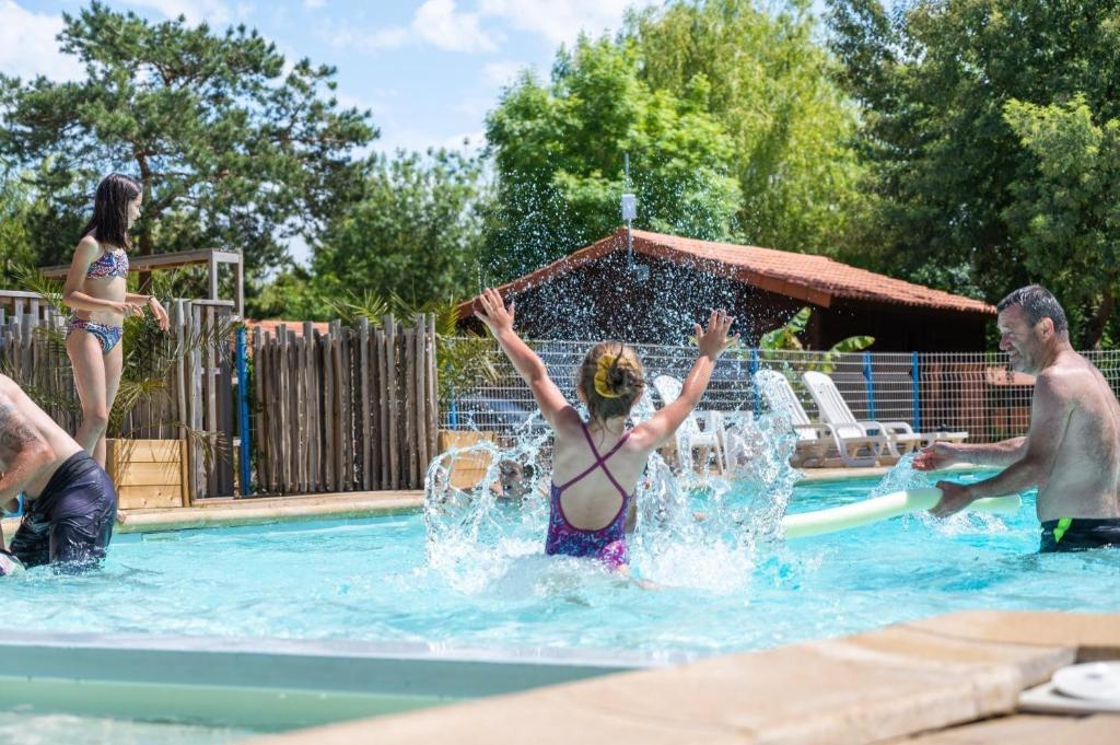 Bazén v ubytování Chalet confort 20 nebo v jeho okolí