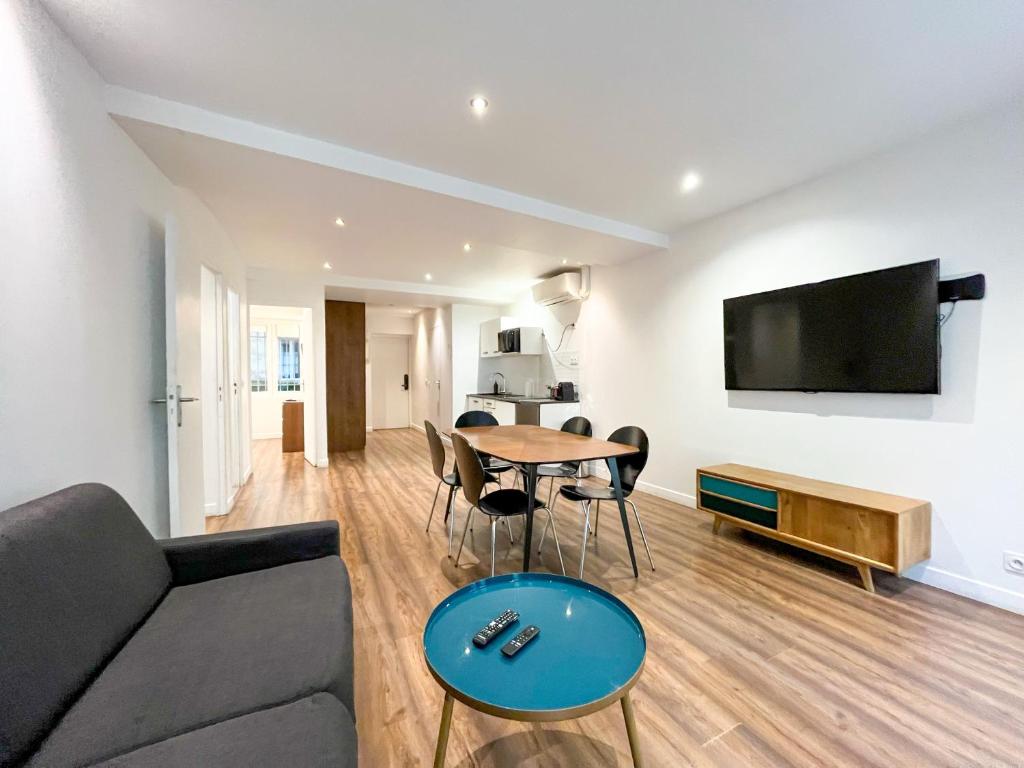 UrbanFlat 201 - Beautiful 2 Bedroom Flat in the center of Paris