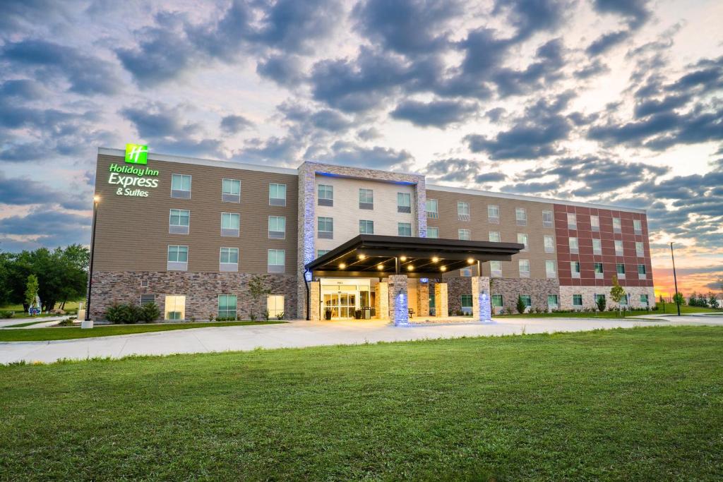 MarionHoliday Inn Express & Suites Cedar Rapids NE - Marion by IHG的医院大楼前方有标志