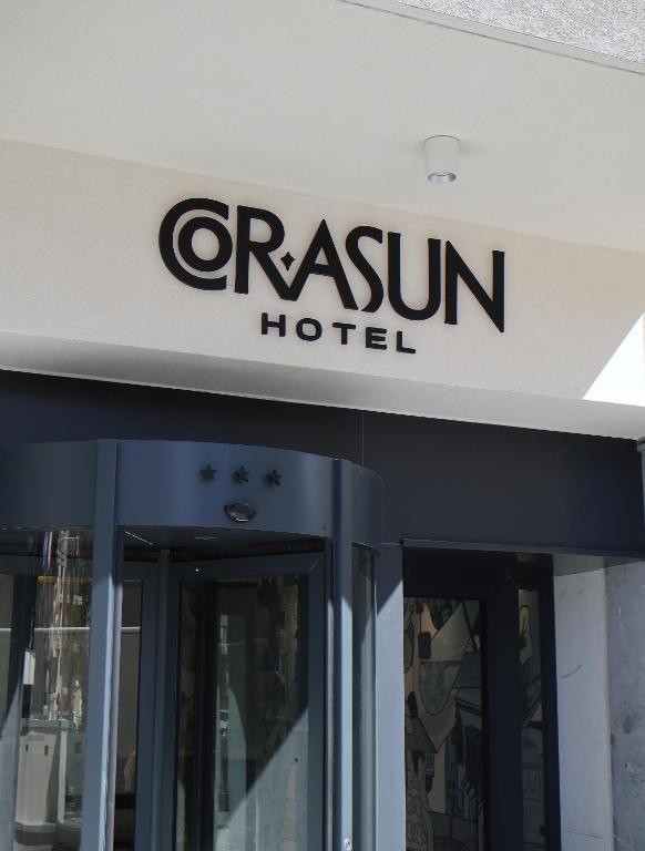ein Schild für ein Hüttenhotel an einem Gebäude in der Unterkunft Cora Sun Apart-Hotel in St Paul's Bay