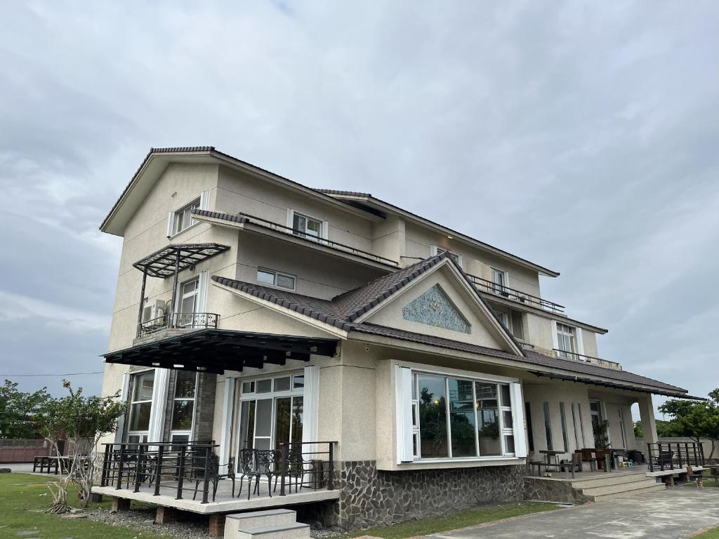 a large house with a balcony on the side of it at 三五八民宿 in Taitung City