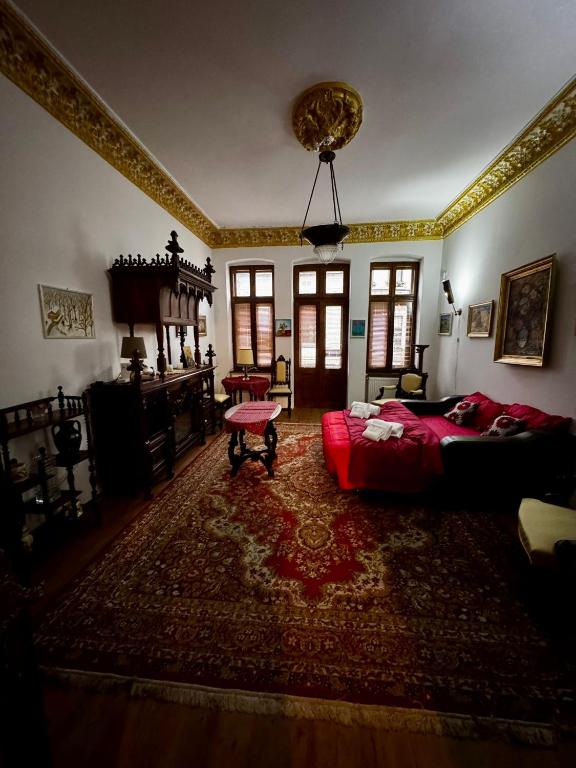 a living room with a bed and a table in it at Casa Din Centrul Craiovei in Craiova