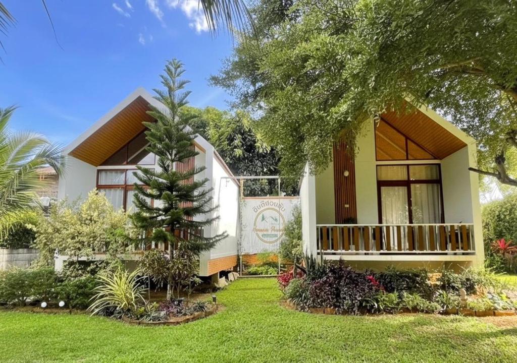 Himnam Phusang Resort的前面有一座绿色庭院的房子