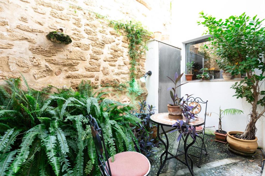 a patio with plants and a table and chairs at Ca Se Predine by Rentallorca in Alcudia