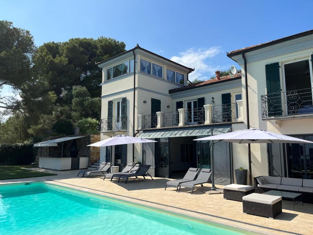 Πισίνα στο ή κοντά στο Fabulous Italian villa with panoramic sea view