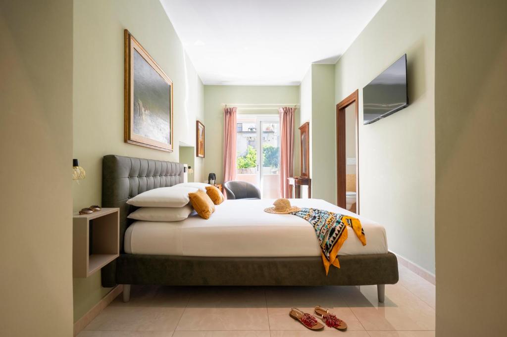 アマンテーアにあるDimore Morelli Amanteaのベッドルーム1室(床に靴を履いたベッド1台付)