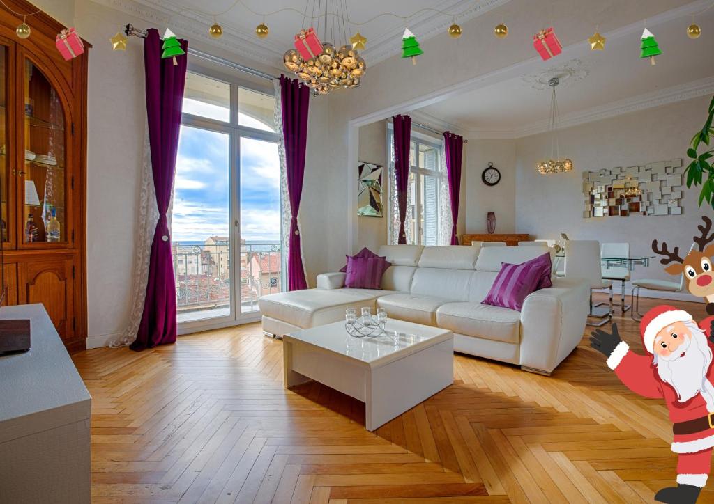 ein Wohnzimmer mit einem Weihnachtsmann darin in der Unterkunft Appartement Vaste Horizon - LRA Cannes in Cannes