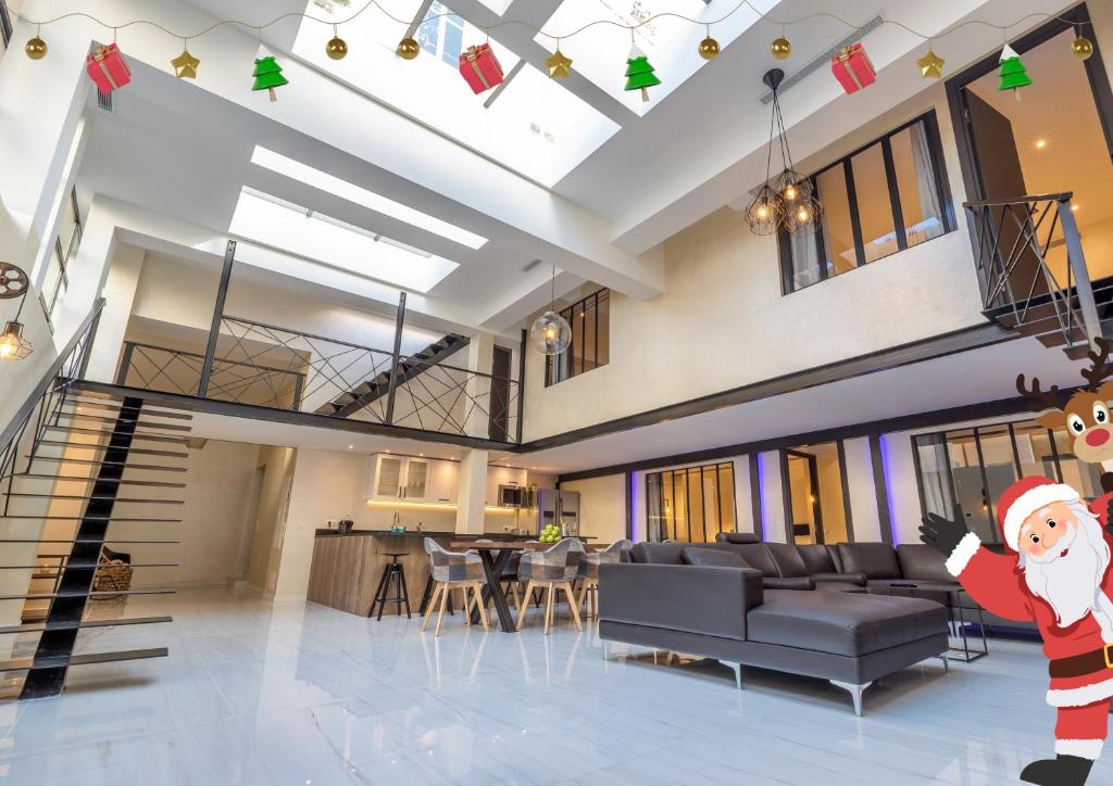 ein Wohnzimmer mit dem Weihnachtsmann in der Mitte des Raumes in der Unterkunft Résidence Montaigne - Luxurious - 350m Palais - LRA Cannes in Cannes