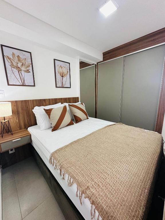 a bedroom with a large bed in a room at Studio Mobiliado no Independência 915 in Juiz de Fora