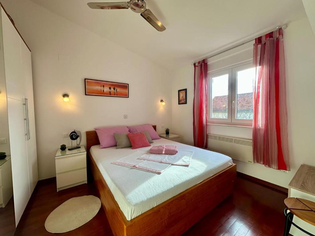 Кровать или кровати в номере APARTMAN SILVA