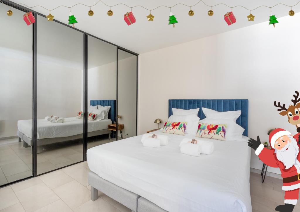 een slaapkamer met een bed met kerstmanversieringen bij 45 Croisette Apartment - Prime Location - Beach & Palais by Foot - AC in Cannes