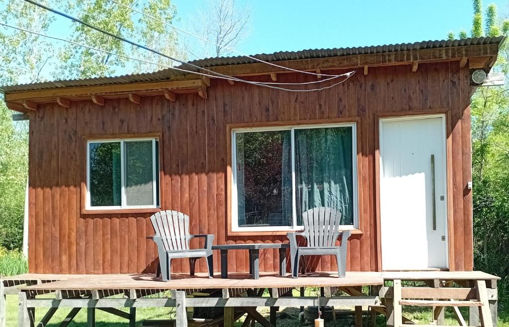 twee stoelen en een tafel voor een cabine bij Soleada delta in Estación Delta