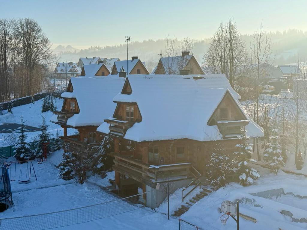 ein schneebedecktes Dach eines Hauses mit Schnee darauf in der Unterkunft Domki w Białce pod Basenami, 50 m od term i wyciągów in Białka Tatrzańska