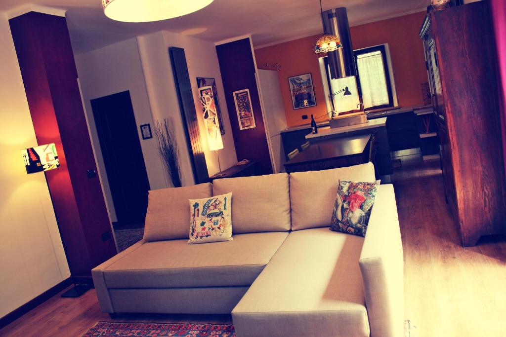 uma sala de estar com um sofá e um lavatório em Maison Balan em Châtillon