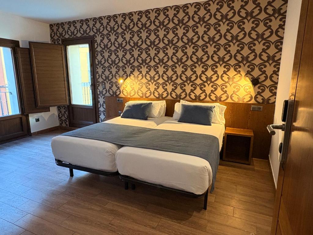 León Center Rooms في ليون: غرفة نوم بسرير كبير وبجدار