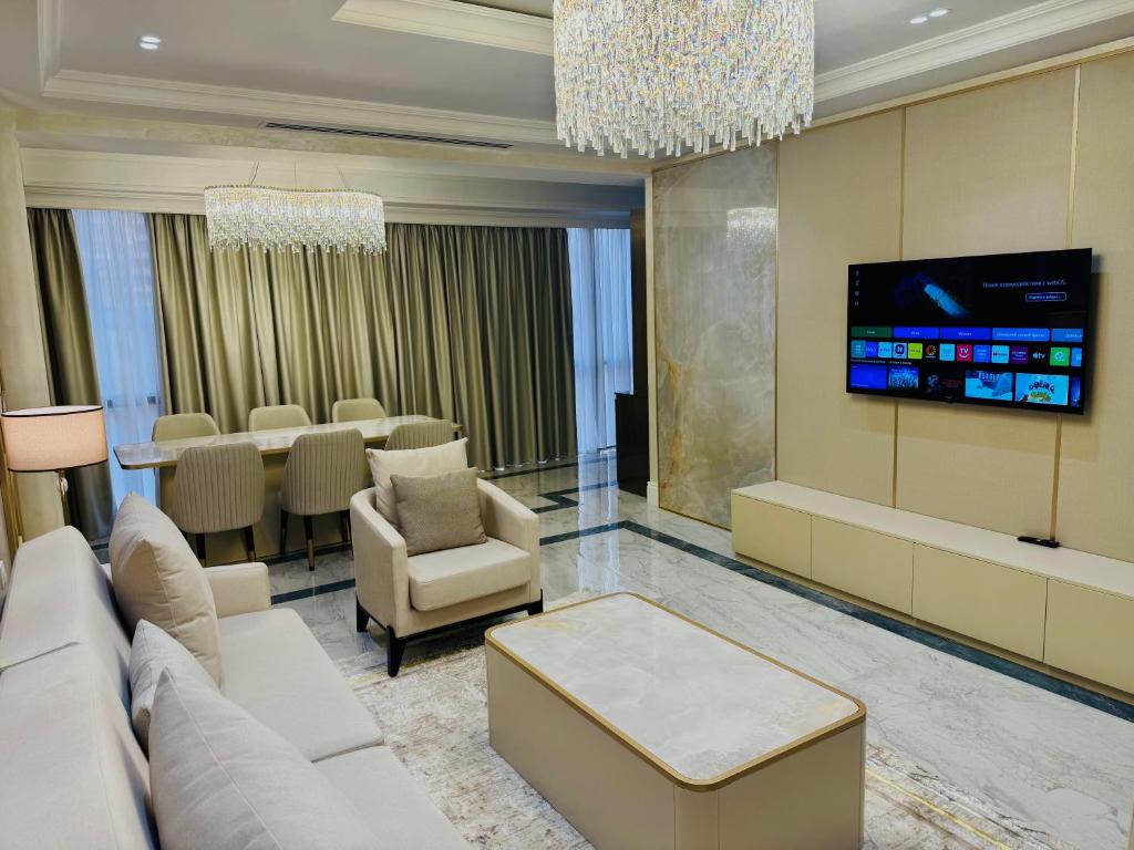 TV a/nebo společenská místnost v ubytování Ganjali Plaza Hotel