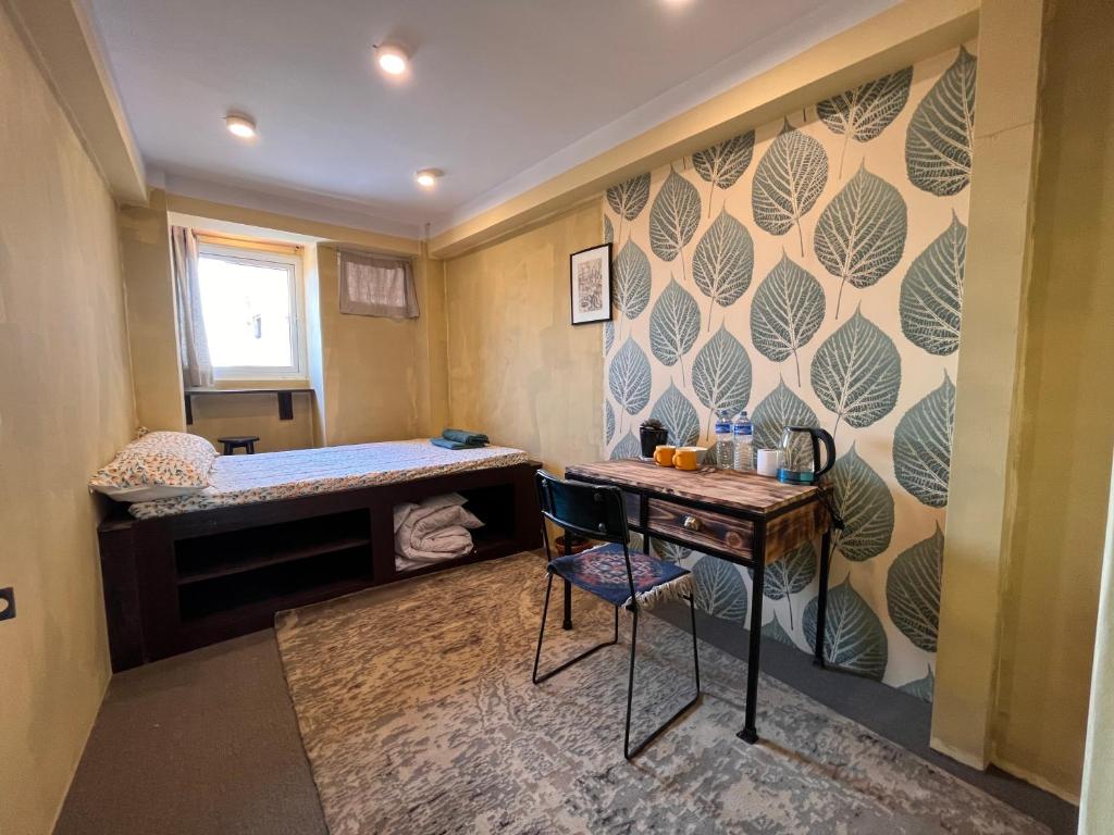 En eller flere senge i et værelse på Quite Forest room in front of Boudha