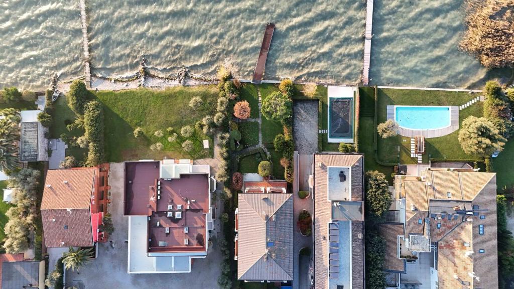 an aerial view of a house with a yard at Sirmio Apartments - Primavera Stay in Sirmione
