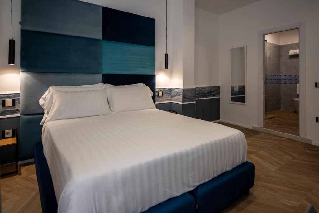 Postel nebo postele na pokoji v ubytování Hotiday Napoli Vittorio Emanuele