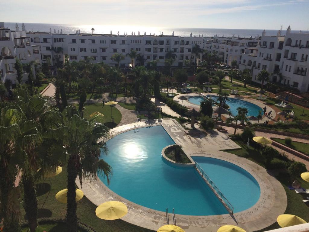 een luchtzicht op een zwembad in een resort bij Duplexe Marina Beach in Restinga Smir