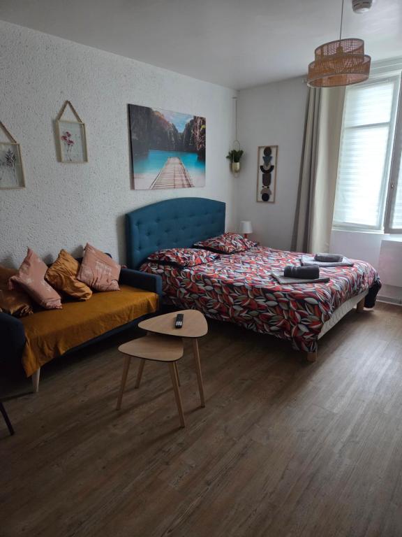 une chambre avec un lit, un canapé et une table dans l'établissement Studio - Le Bourgogne 21, à Orléans