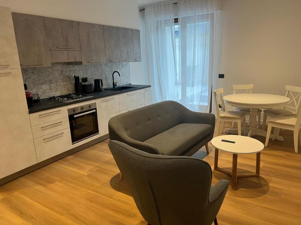 a kitchen with a chair and a table and a tableablish at Black Swan Apartment in Peschiera del Garda