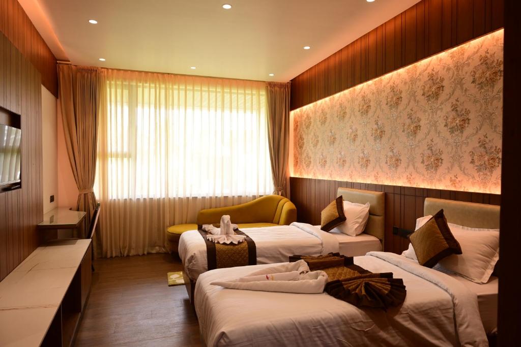 Ένα ή περισσότερα κρεβάτια σε δωμάτιο στο IJ Crowne