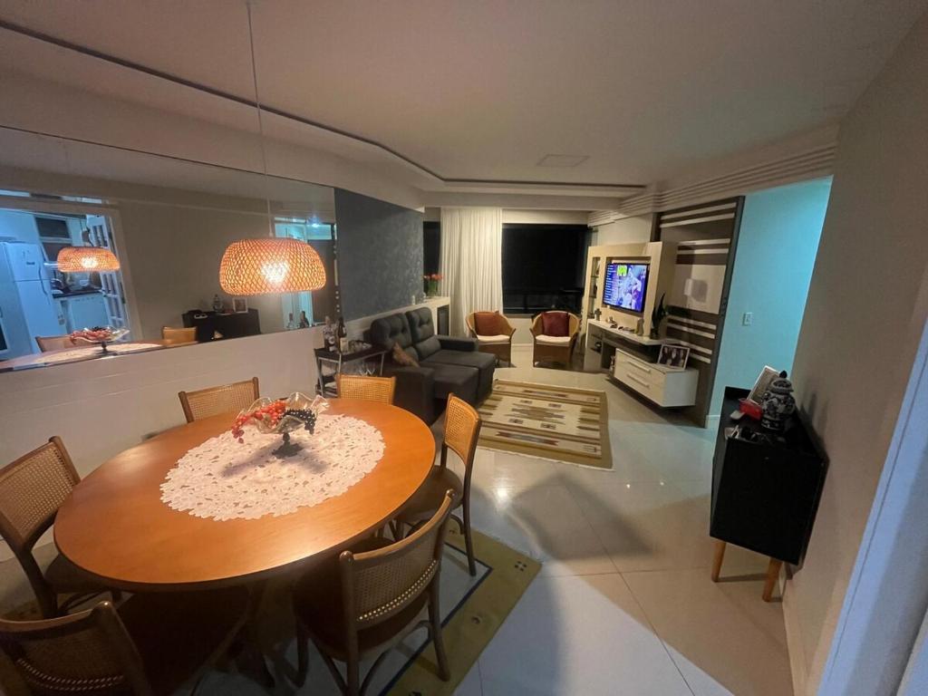 salon ze stołem i salonem z kanapą w obiekcie Melhor Apto no Centro ao lado da Praia e Comércio w mieście Guarapari