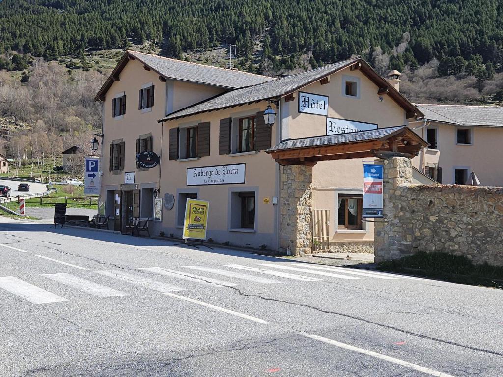 Nespecifikovaný výhled na hory nebo výhled na hory při pohledu z hotelu