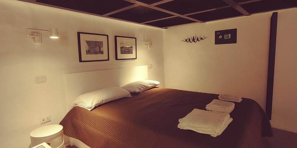 Giường trong phòng chung tại San Pietro Luxury Old Town Apartment