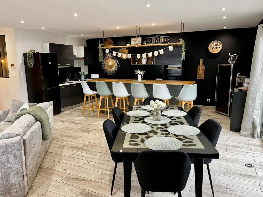 Kuchyň nebo kuchyňský kout v ubytování Maison chic et paisible, terrasse, spa et campagne