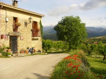 una casa de piedra con una carretera delante de ella en Casa Atuel, en Bierge