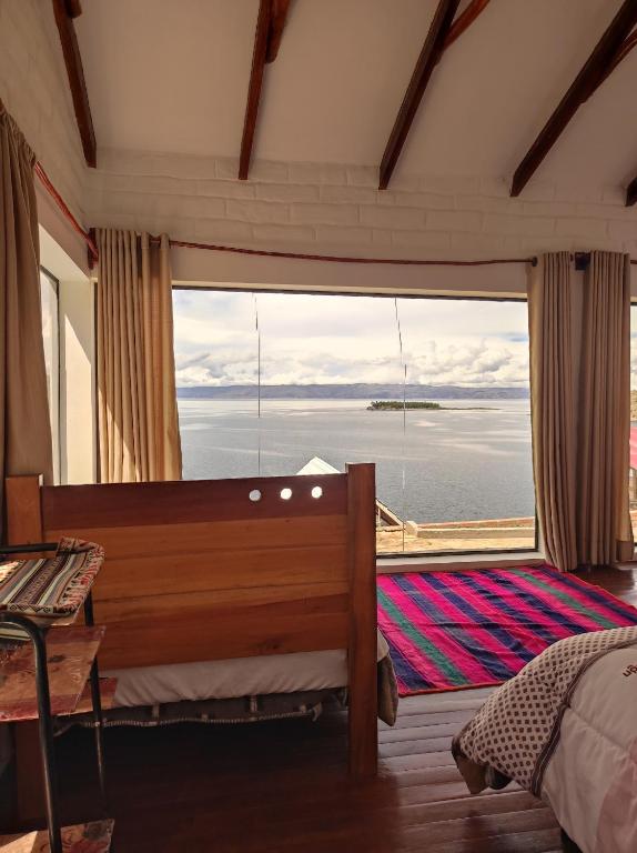 Comunidad YumaniEco wara的一间卧室，有一扇大窗户，可以看到海景