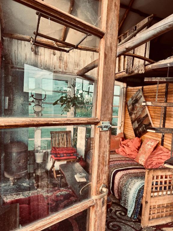 圣拉斐尔Al Aire Libre的小屋内带床和窗户的房间