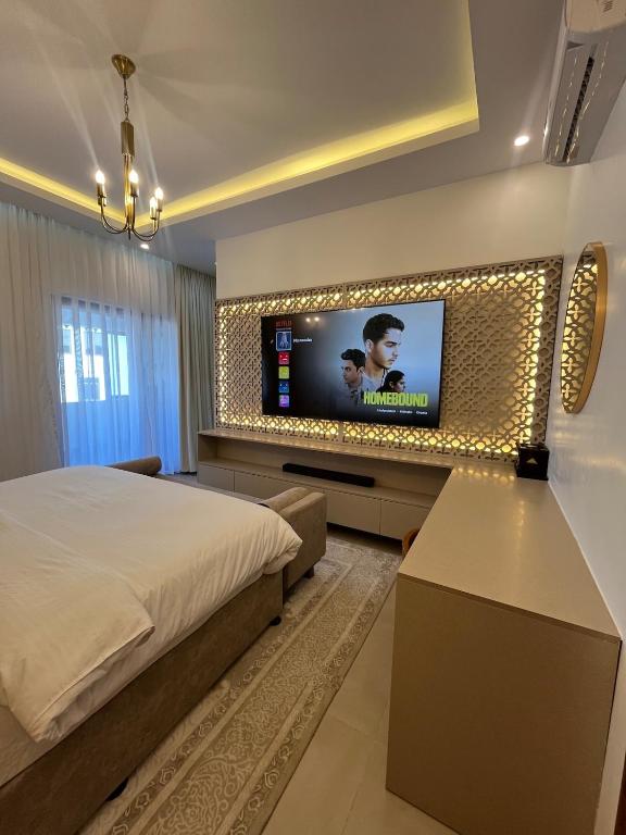 Ένα ή περισσότερα κρεβάτια σε δωμάτιο στο Adiya Home Next to Ferry & Forodhani Stone-town