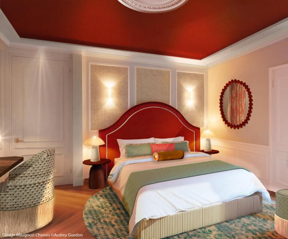 Un pat sau paturi într-o cameră la Hôtel Almarine Eiffel by Malone