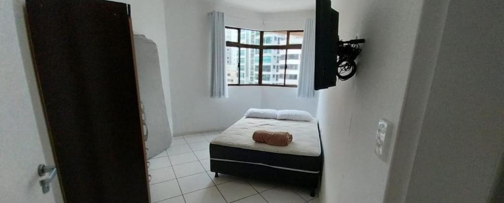 En eller flere senge i et værelse på Apartamento Pruner Meia Praia