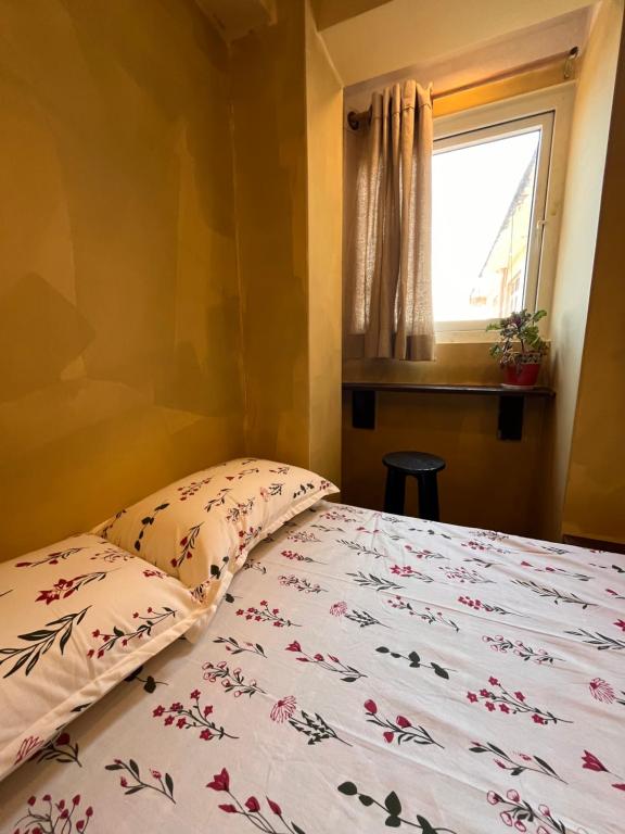 Postel nebo postele na pokoji v ubytování Warm and Cozy Room at Boudha Stupa