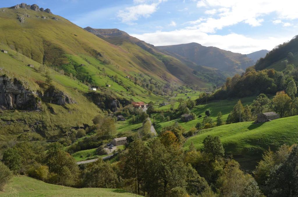 un valle en las montañas con verdes colinas y árboles en El Cerro, en La Concha