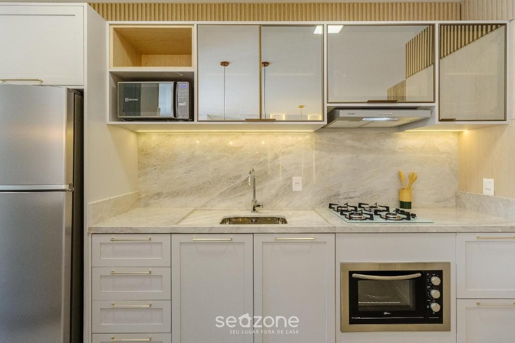 Køkken eller tekøkken på Acomodações modernas e completas no centro turístico de Gramado - CBGs