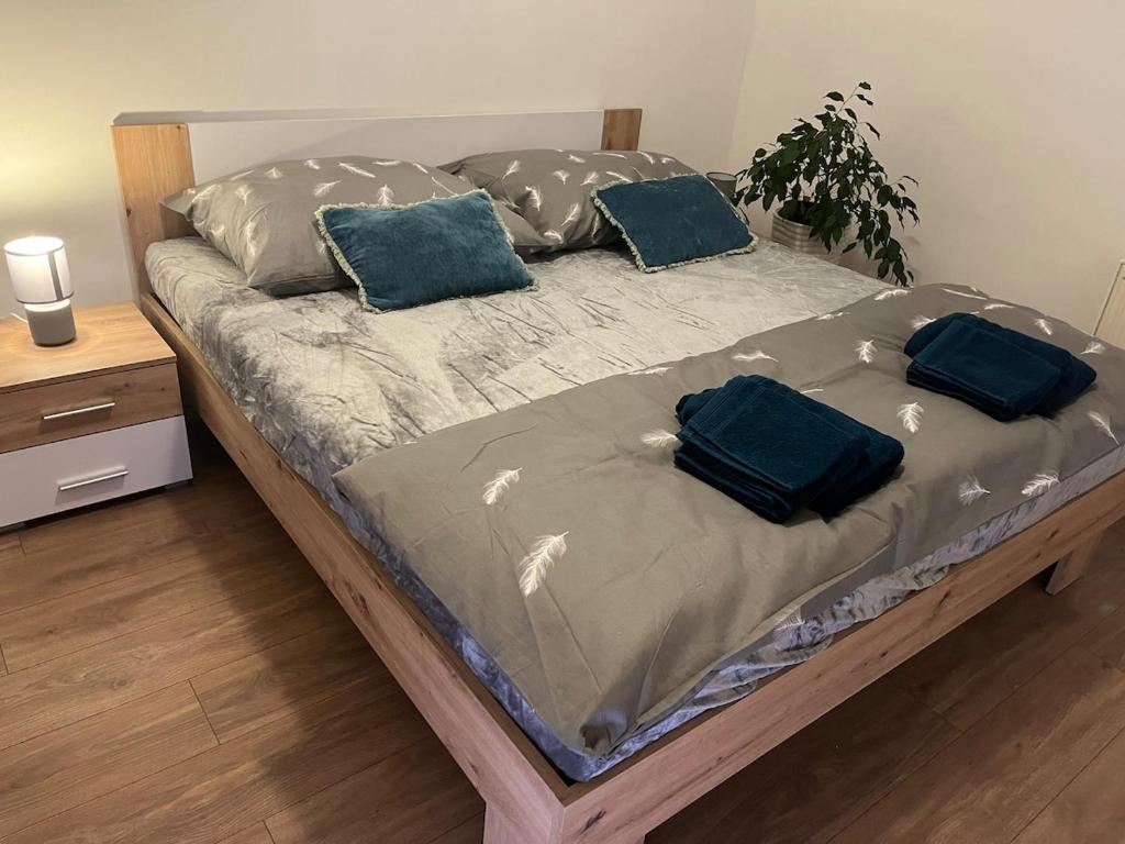 Una cama con dos almohadas encima en un dormitorio. en Apartment with garage and garden, 